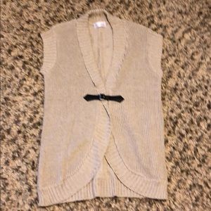 Sweater vest with buckle